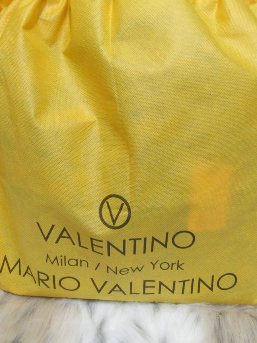 P2972-NWT Mario Valentino Sophie Medallion Black Pebble w/Dustbag - Picture 2 of 14
